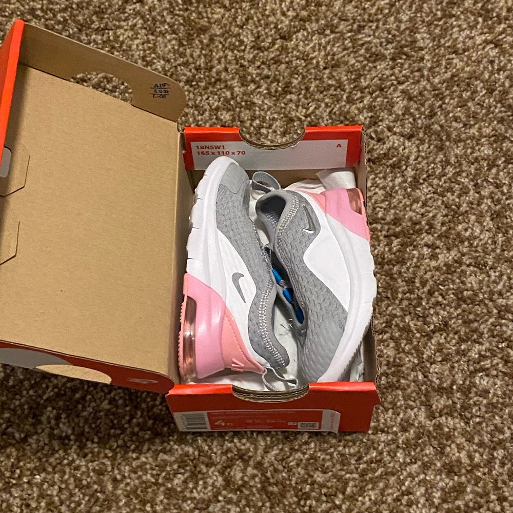 New in Box. Nike Air Max Motion 2